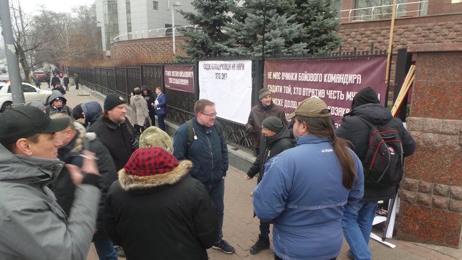 Суд розглядає апеляцію на арешт обвинуваченого у закупівлі неякісних бронежилетів Марченка: під будівлею суду відбувається акція на підтримку генерала 05