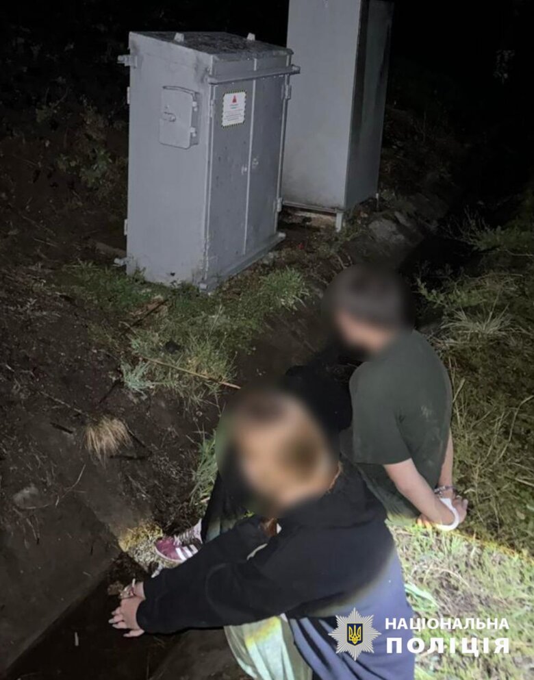Затримали юнаків, які підпалювали релейні шафи на Одещині