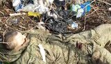 раненый оккупант среди мусорника