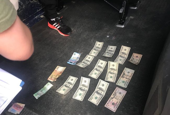 Пограничник задержан на Закарпатье при получении 1,1 тыс. долл. взятки 02