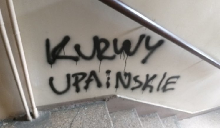 Невідомі кинули пляшку із запальною сумішшю у вікно квартири будівельників з України у Варшаві, посольство закликає притягнути до відповідальності винних. ФОТО