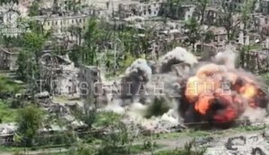 Пилоты Воздушных сил авиационными бомбами ASSM HAMMER уничтожили здание со штурмовиками РФ. ВИДЕО
