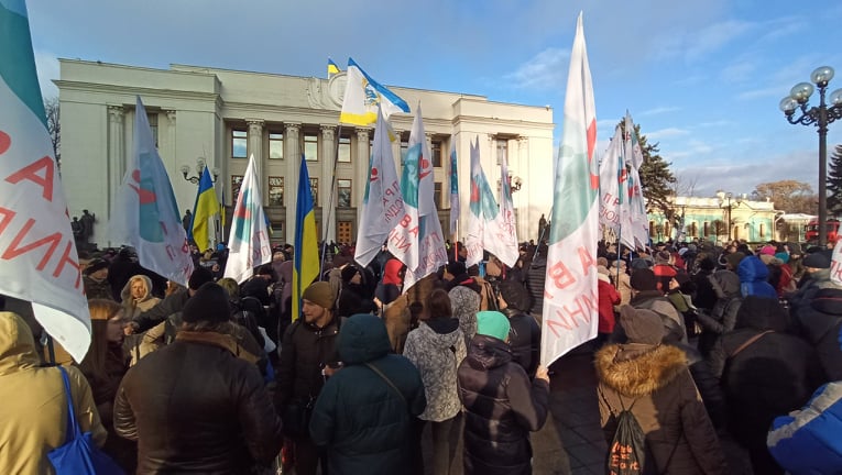 В Києві протестували антивакцинатори: QR-коди на плакатах ведуть на сайт Єдиної Росії 20