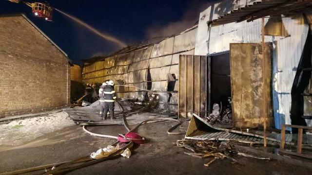 В Киеве возле метро Петровка загорелись склады 14