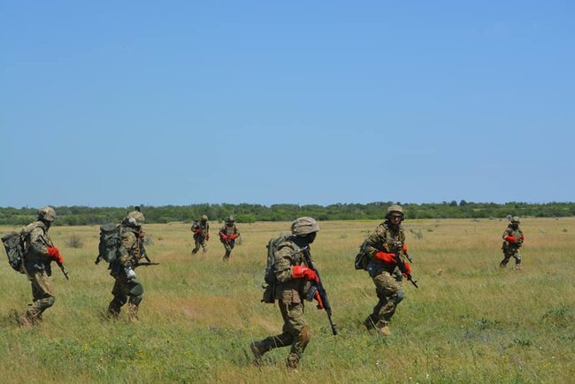 Бойцы 81-й ОАБр отработали беспарашютное десантирование и эвакуацию без приземления вертолета, - Минобороны 07