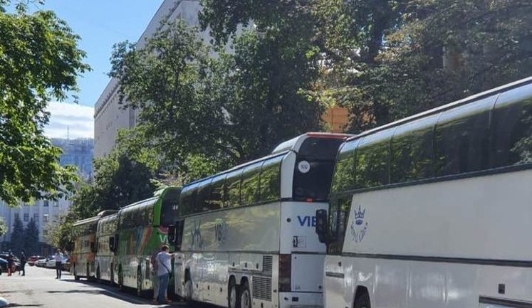ОПЗЖ на новеньких автобусах привезла під ОП "простих мешканців" Луганщини качати Зеленського за гроші Кремля, - Сенченко. ФОТО