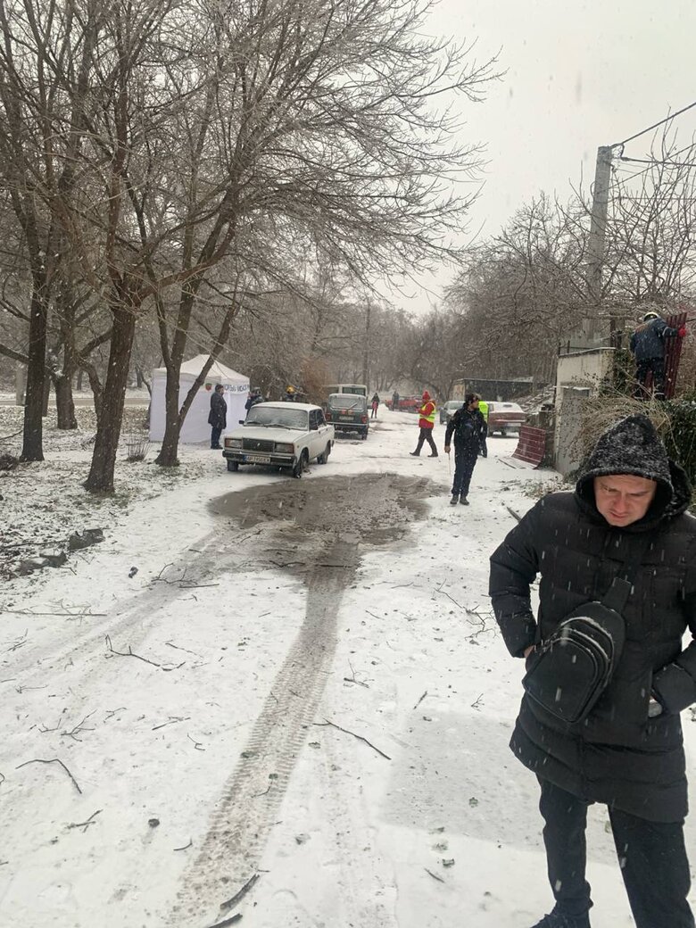Вибухи у Запоріжжі: ракети влучили у житлові райони поруч з будинками, 4 постраждалих 05