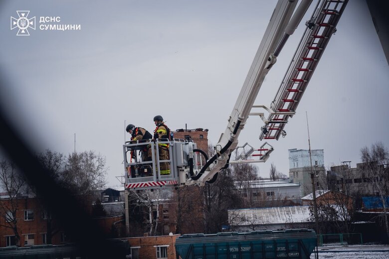 РФ вдарила по гуртожитку в Сумах. Рятувальники ліквідували наслідки