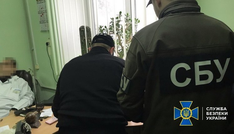 На Херсонщині заступник керівника обласного хоспісу щомісяця збирав 200 тис. грн хабарів із родичів хворих, - СБУ. ФОТО