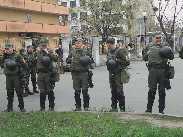 Торнадовцев доставили в Оболонский райсуд Киева 18 Торнадовцев доставили в Оболонский райсуд Киева 18