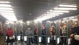 Боротьба з COVID-19: у черзі до єдиного турнікету, який працює, на станції метро Позняки в Києві скупчилися десятки людей. ФОТОрепортаж