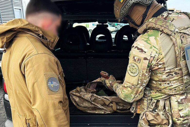 Двоє контрактників намагалися продати криміналітету трофейну російську зброю, захоплену під Бахмутом, - СБУ 05