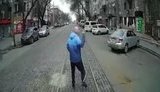 В Николаеве опоздавший пассажир несколько кварталов бежал впереди трамвая и показывал водителю неприличные жесты. ВИДЕО