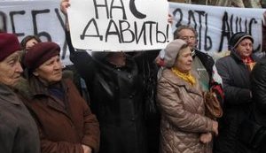 "Хватит нас давить," - в Феодосии требуют наказать работника СБУ, не пропустившего "скорую". ФОТОрепортаж+ВИДЕО