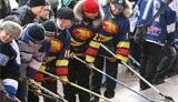 Черновецкий поиграл в хоккей перед мэрией и пообещал митингующим детям, что лед будет. ФОТОрепортаж.
