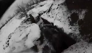 Украинский военный под вражеским обстрелом забегает на позицию к сослуживцам: "Откуда ты взялся?!", - "Я вам чай принес". ВИДЕО
