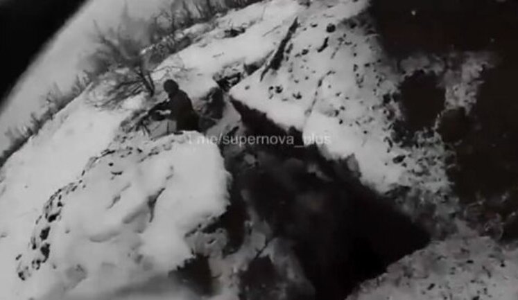 Украинский военный под вражеским обстрелом забегает на позицию к сослуживцам: "Откуда ты взялся?!", - "Я вам чай принес". ВИДЕО