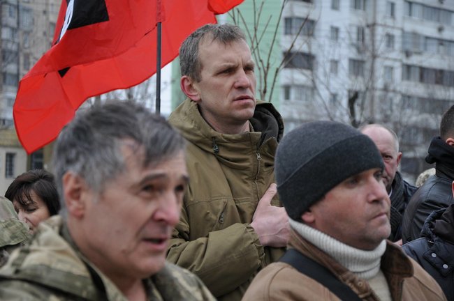 Учасники АТО та мешканці Києва поклали на Троєщині квіти до памятника Воїну-добровольцю 20