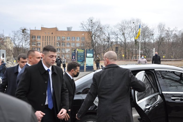 Зеленський та Єрмак вшанували память загиблих Героїв Небесної Сотні в Києві 01