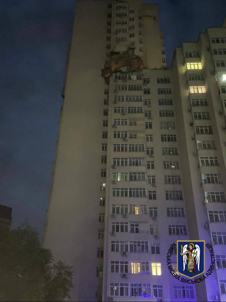 Уламки ракети впали на верхні поверхи 24 поверхового будинку у Києві. Загинули 2 особи, 8 постраждали 01
