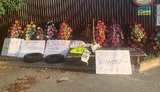 Смолію принесли труну і вінки з погрозами. В НБУ розцінили це як показник ефективної роботи і натякнули на Коломойського. ФОТО