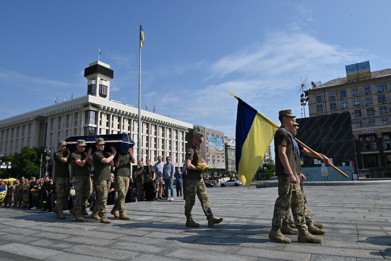 Із загиблим воїном, майданівцем Павлом Каленіченком попрощалися на Майдані Незалежності 40