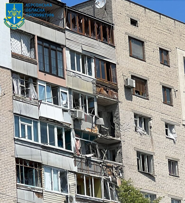 Наслідки ворожого обстрілу Херсону: щонайменше четверо поранених, пошкоджено об’єкти цивільної інфраструктури 01