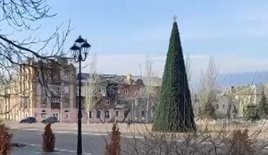 В разрушенном Северодонецке оккупанты установили новогоднюю елку: "Вы такое видели? Все разбито, но главное - стоит елка". ВИДЕО
