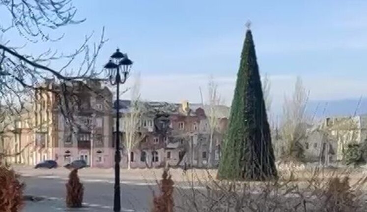 В разрушенном Северодонецке оккупанты установили новогоднюю елку: "Вы такое видели? Все разбито, но главное - стоит елка". ВИДЕО