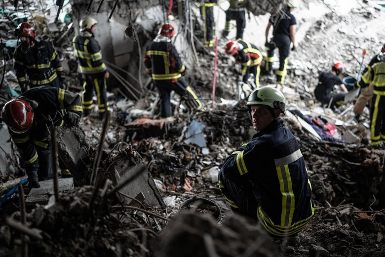 Київські рятувальники завершили роботи в будинку, пошкодженому уламками ракети в столиці вночі 24 червня  07