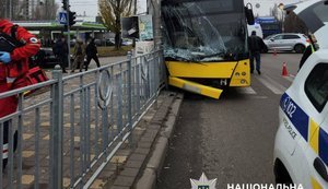 У Святошинському районі Києва автобус зіткнулася з електроопорою: п’ятеро постраждалих. ФОТО