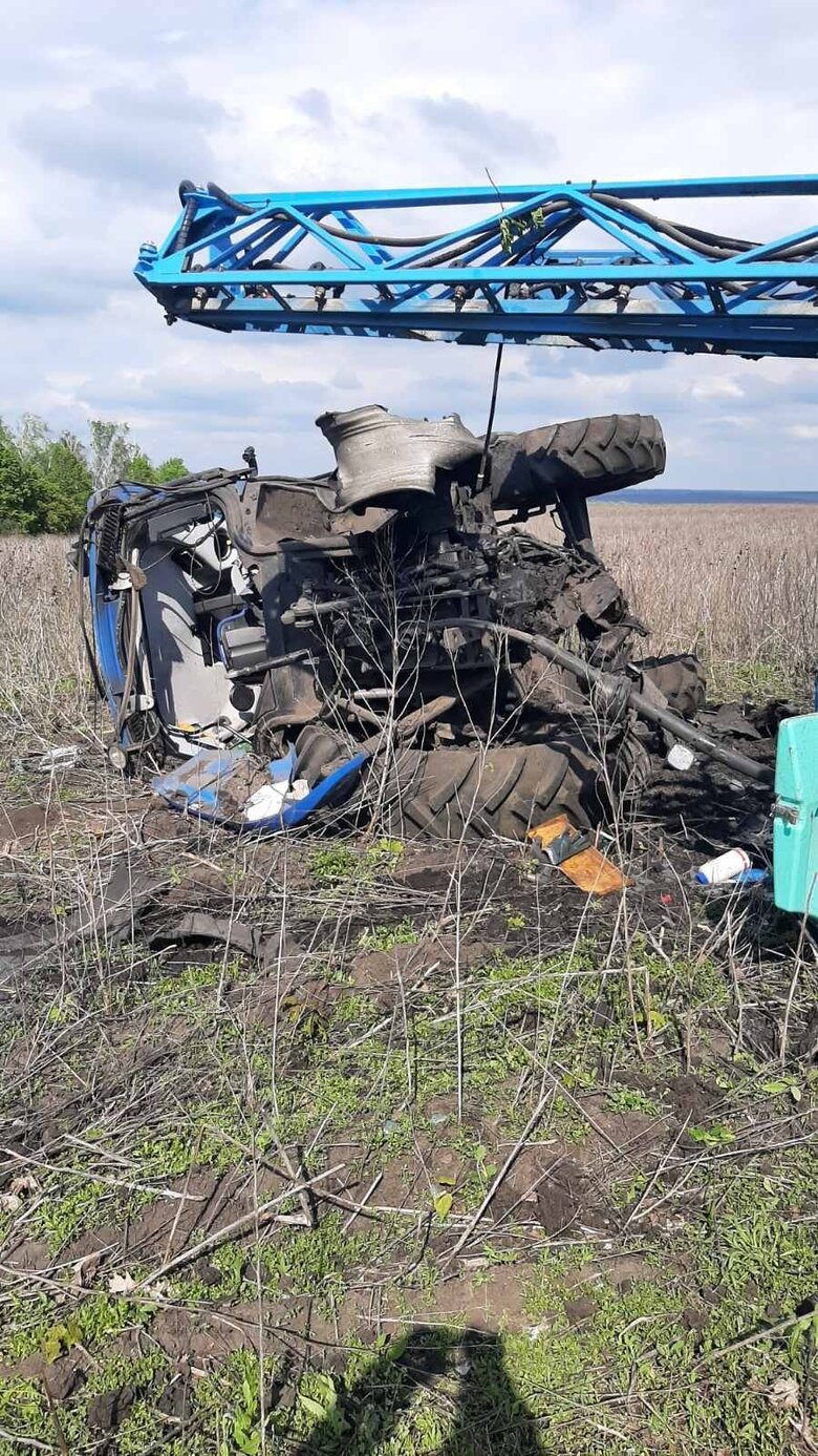 Tractor driver hits an anti-tank mine in Kharkiv region 03