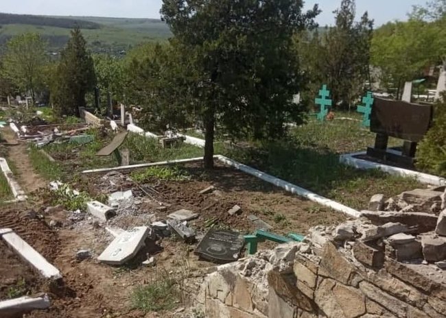Терористи на окупованій Луганщині військовою технікою проїхалися кладовищем, знищивши десятки могил 01