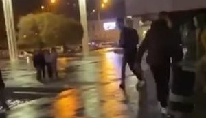 "Бл#дь, убери нож! П#здец! Девочки, бедные, убежали от страха": в Харькове неизвестные напали на агитаторов "Слуги народа". ВИДЕО
