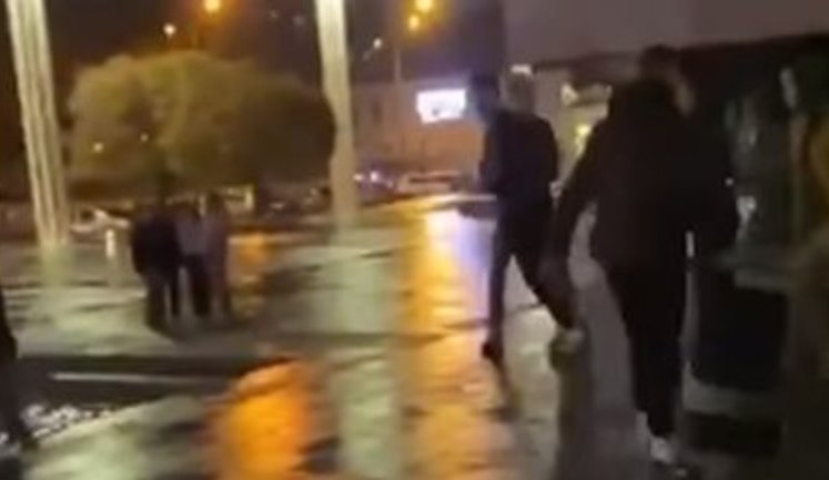 "Бл#дь, убери нож! П#здец! Девочки, бедные, убежали от страха": в Харькове неизвестные напали на агитаторов "Слуги народа". ВИДЕО