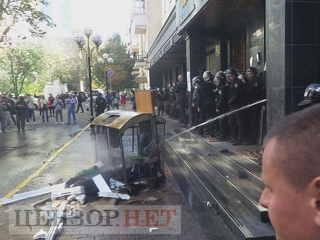 Під час мітингу під ГПУ проти екстрадиції в РФ Тумгоєва сталися сутички: мітингувальники бють вікна, їх у відповідь поливають водою зі шлангів 70