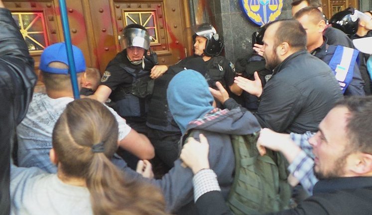 Під час мітингу під ГПУ проти екстрадиції в РФ Тумгоєва сталися сутички: мітингувальники б'ють вікна, їх у відповідь поливають водою зі шлангів. ВІДЕО+ФОТОрепортаж