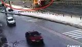 В Стамбуле у грузовика на ходу поднялся кузов, которым он сшиб пешеходный мост с людьми. ВИДЕО.