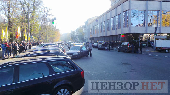 Владельцы евроблях пикетируют Раду с требованием принятия законопроектов, снижающих акциз на растаможку машин: движение по ул. Грушевского заблокировано 05