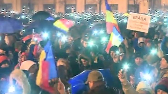 Десятки тисяч жителів Румунії вийшли на антикорупційні протести. 02