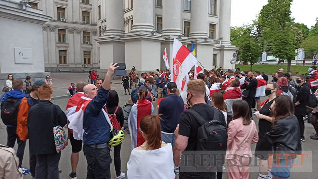 Акцию в поддержку задержанного в Минске Протасевича провели под зданием МИД в Киеве: Меньше слов - больше дел 06