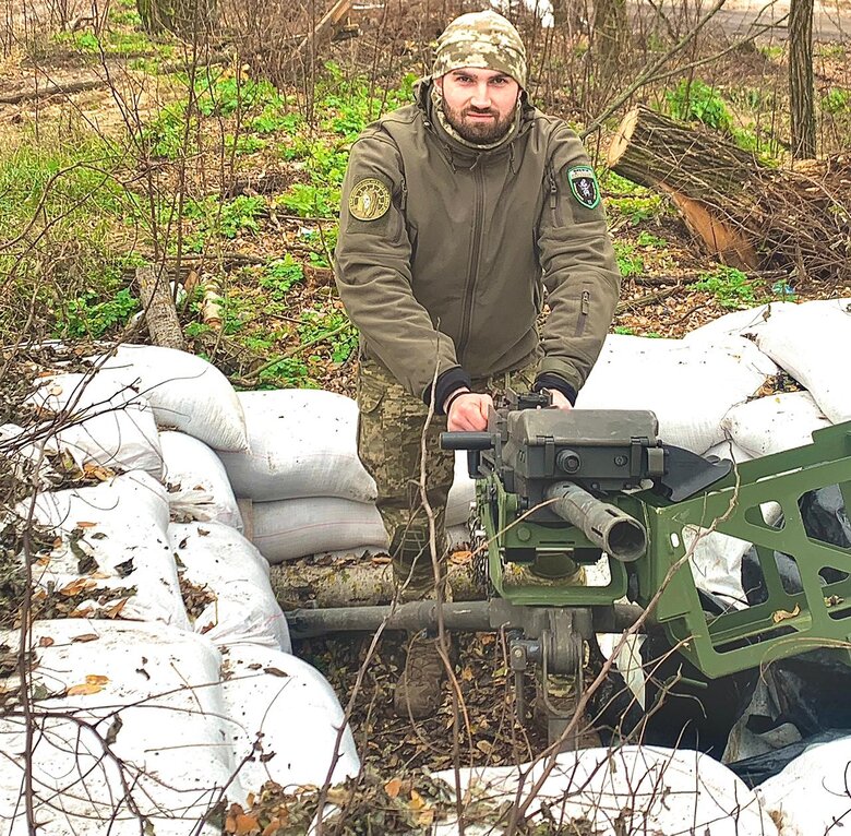 Пограничник, позывной Гиря: Начался штурм наших позиций, которые были впереди. Вот тогда я из АГС ребят прикрыл. Около пяти часов стрелял из него 04