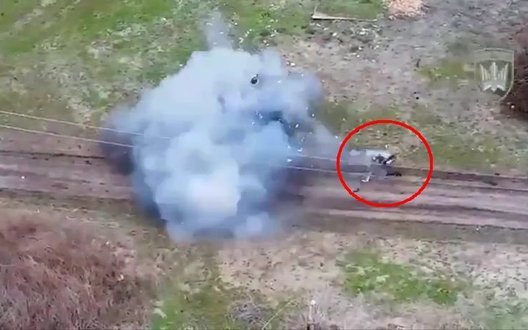 Тіло окупанта летить шкереберть над дорогою після влучання українського дрона. ВIДЕО