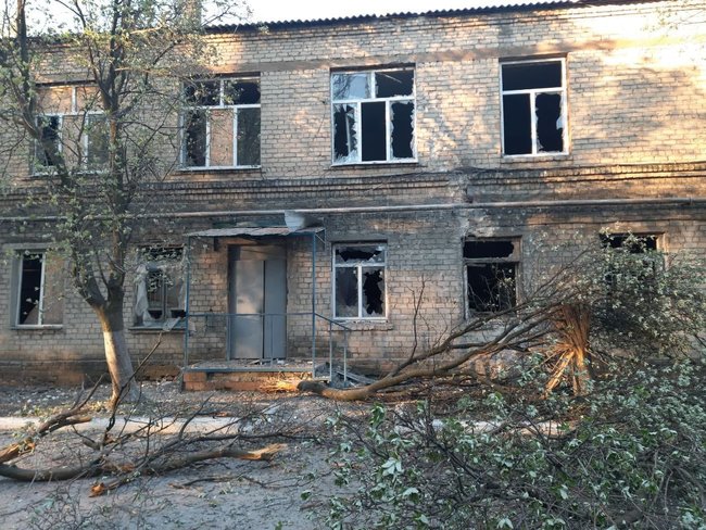 Occupiers shell frontline Krasnohorivka town, damaging a hospital 01