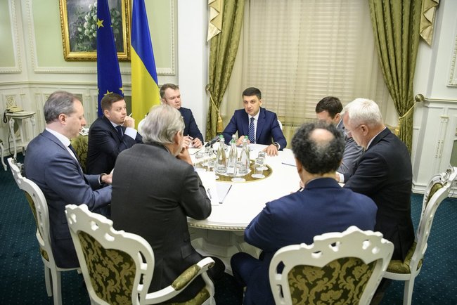 Гройсман зустрівся з комісаром ЄС Йоганнесом Ганом 02