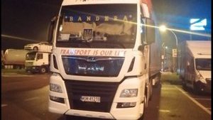 Дальнобойщик-украинец украсил фуру надписью "Бандера", в Польше разразился скандал. ФОТО