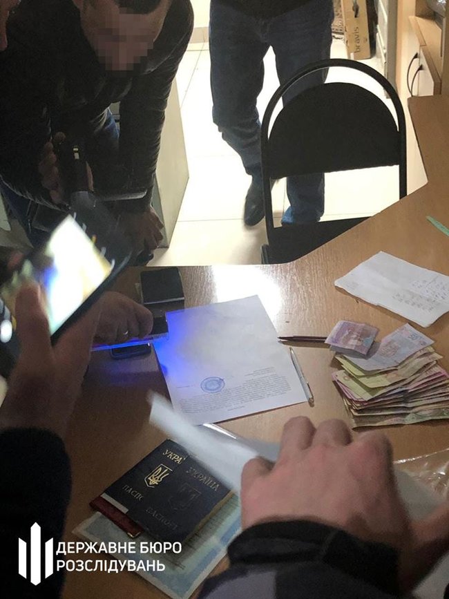 Чиновник Госмиграции задержан в Черновцах на взятке 7,8 тыс. грн за ускоренное оформление загранпаспорта, - ГБР 02