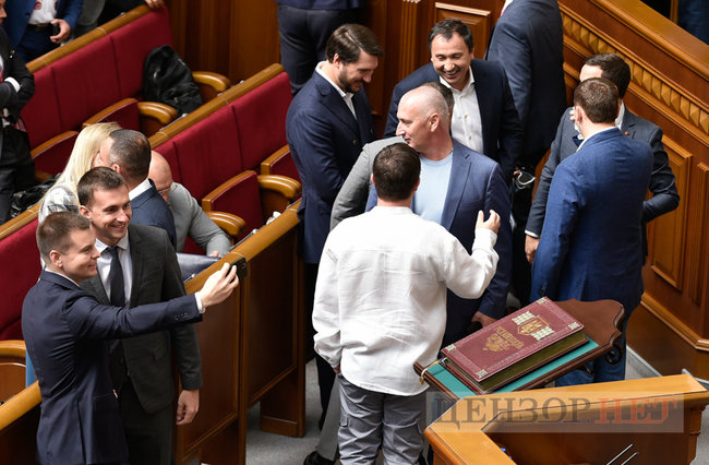 Усі обіймаються та обмінюються любязностями, Тимошенко шепочеться, Порошенко задумливий, Разумков розводить руками, - день роботи Ради 7 вересня 02