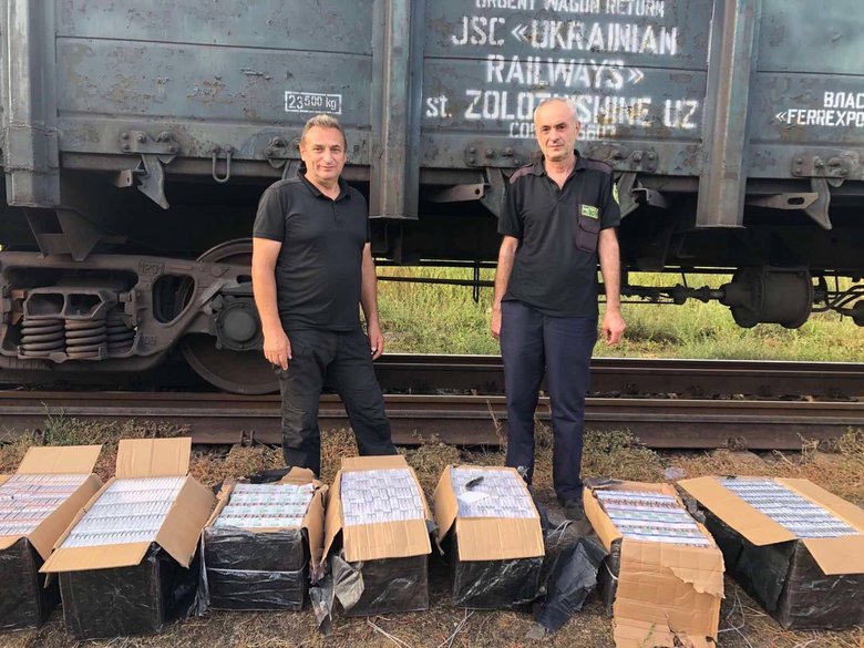 Митники відкопали у вантажному потязі тисячі пачок нелегальних сигарет