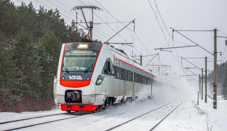 Понад 60 поїздів рухаються із відхиленням від графіку через нічні удари РФ, - "Укрзалізниця"
